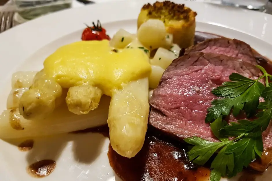 Beef rump with baked potatoes, asparagus and hollandaise sauce