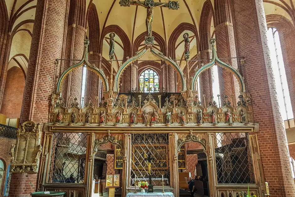 Der Altarraum in der Pfarrkirche St Marien