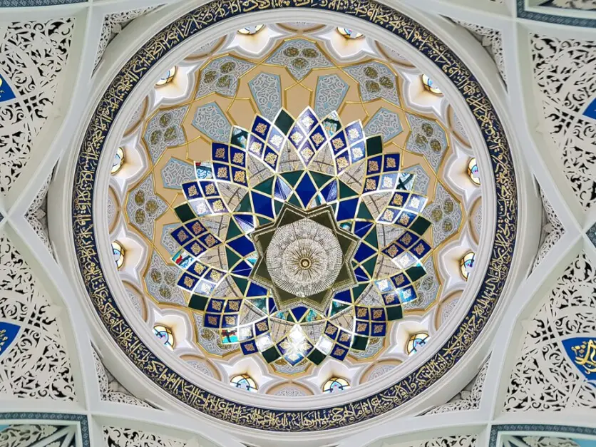 Decke im Gebetsraum der Kul Sharif Moschee in Kasan