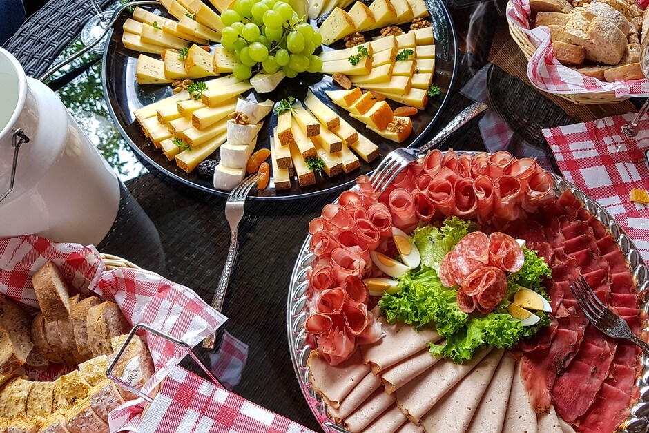 Käse- und Wurstplatten im Bangshof, schöne Orte und tolles Essen in Liechtenstein