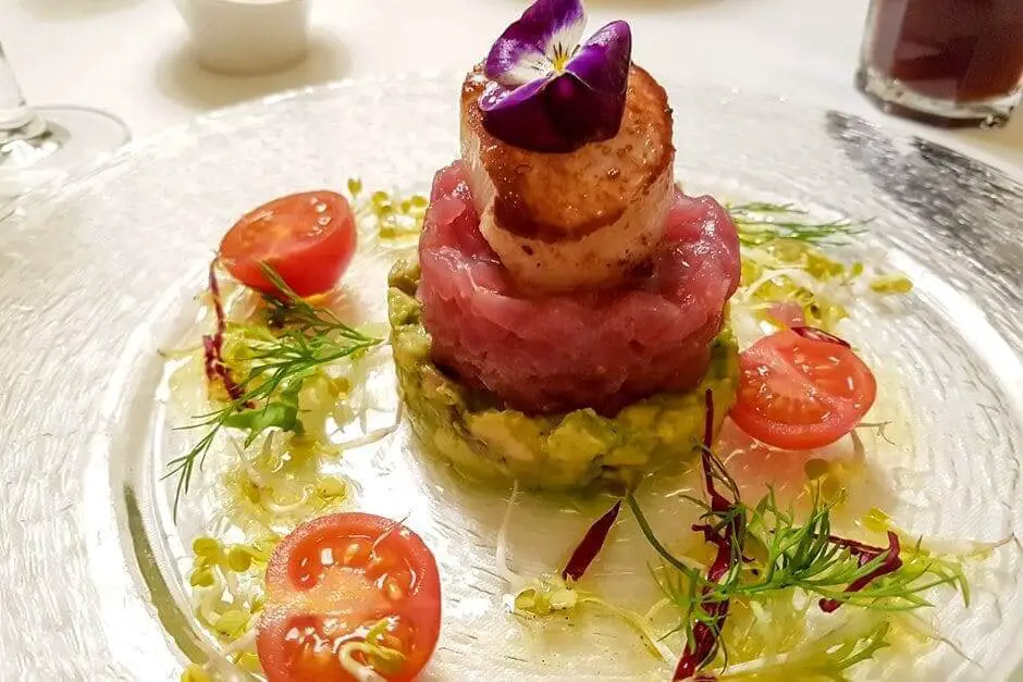 Jakobsmuschel auf Lachstatar und Avocado