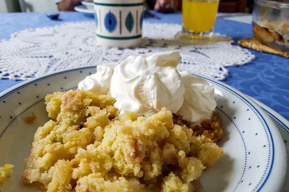 Rhubarb crumble with cream