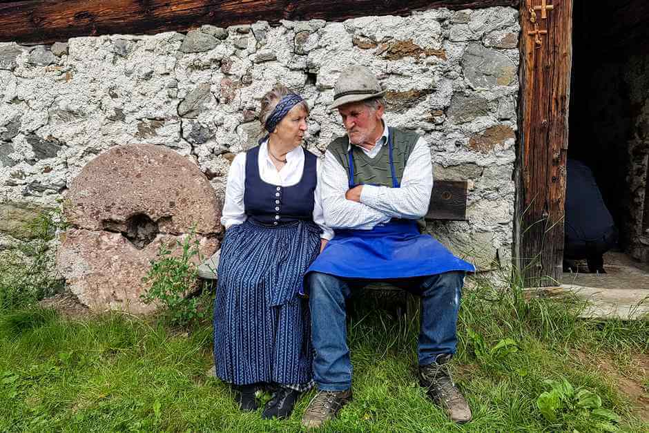 Die Luggers vor ihrer Mühle im Lesachtal Urlaub am Bauernhof