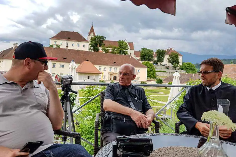 Gespräch mit Pater Maximilian bei unserem Klosterurlaub im Benediktinerstift St Paul im Lavanttal