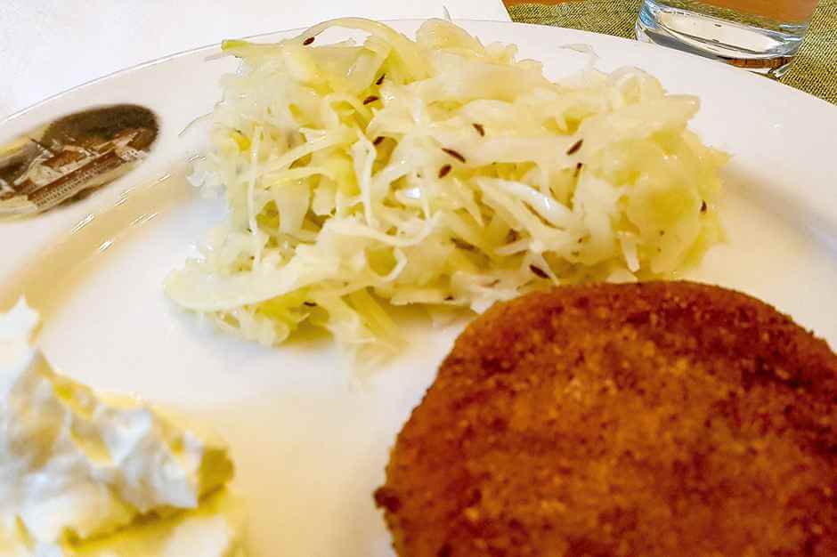 Kartoffelplätzchen mit Knoblauchcreme und Krautsalat im Kloster Stift Heiligenkreuz Österreich