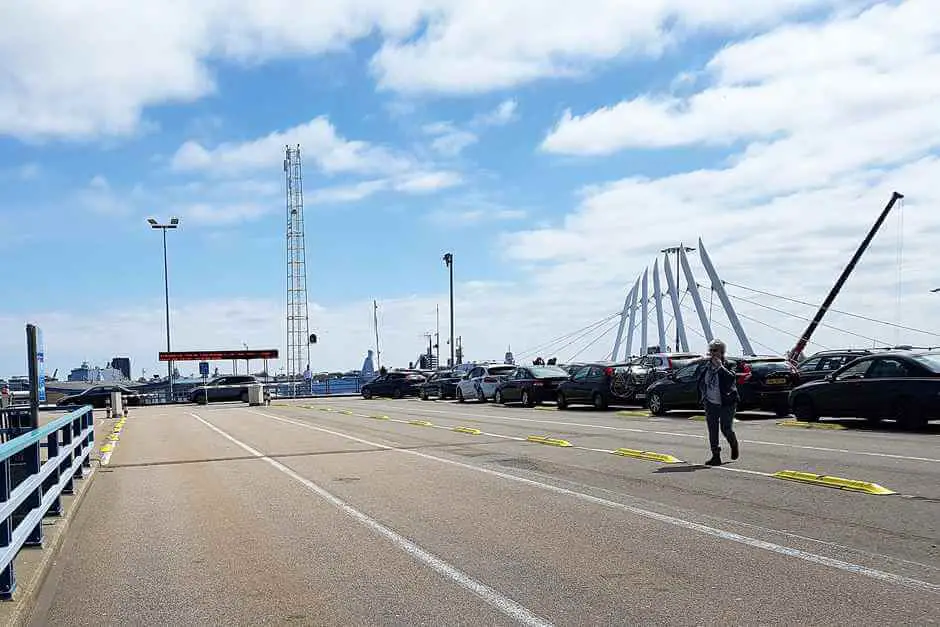 Warten auf die Fähre zur Fahrt zu den Sehenswürdigkeiten von Texel