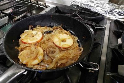 Onion rings and apple slices