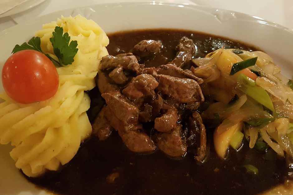 Sliced ​​calf's liver with mashed potatoes and caramelized onions