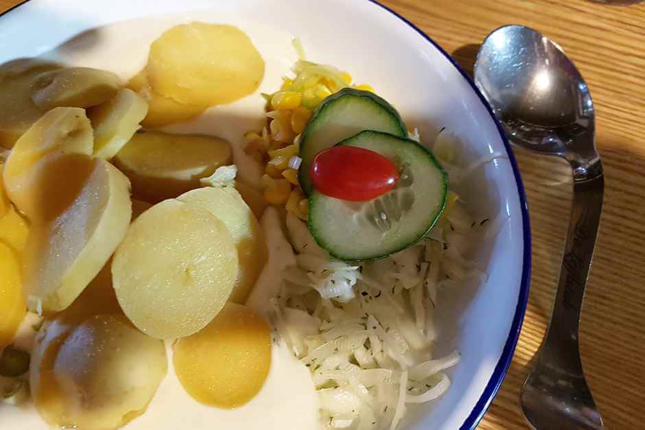 Round potatoes with quark and salad