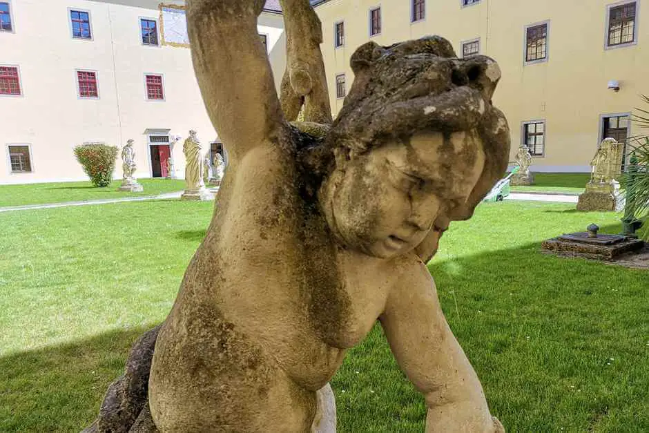 Im Klostergarten von Stift Lambach - perfekt für einen Auszeit Urlaub für die Seele