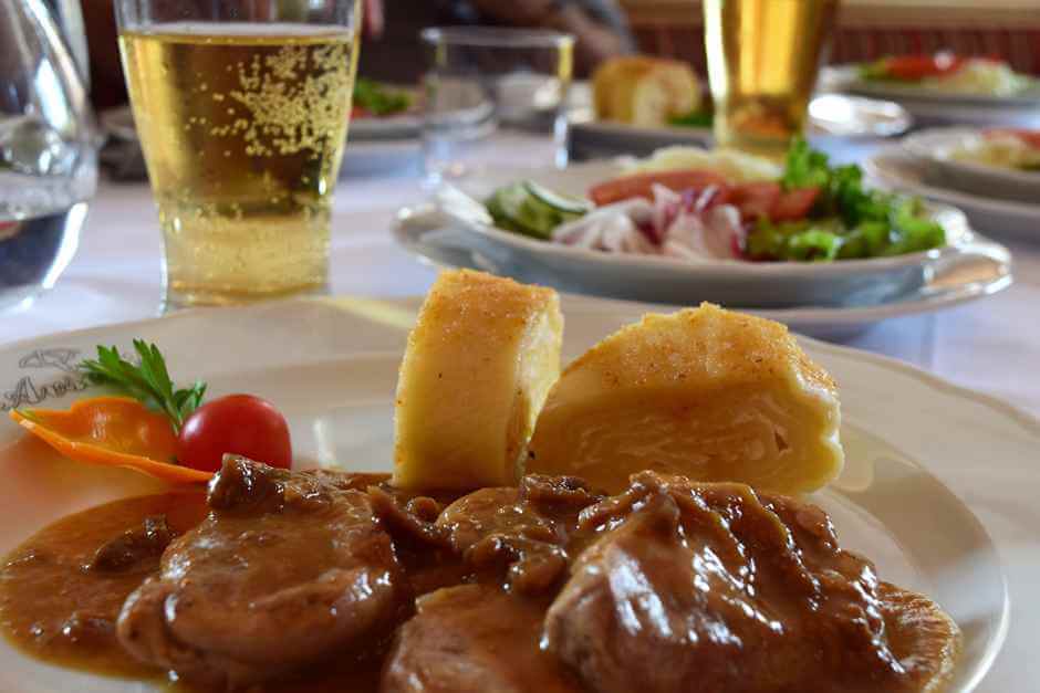 Schweinefleisch mit gefülltem Strudel in den Restaurants und Cafés in Ljubljana