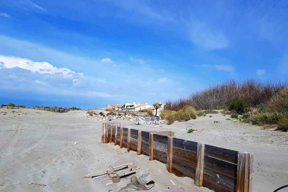 Dünen und Ferienhäuser am Strand