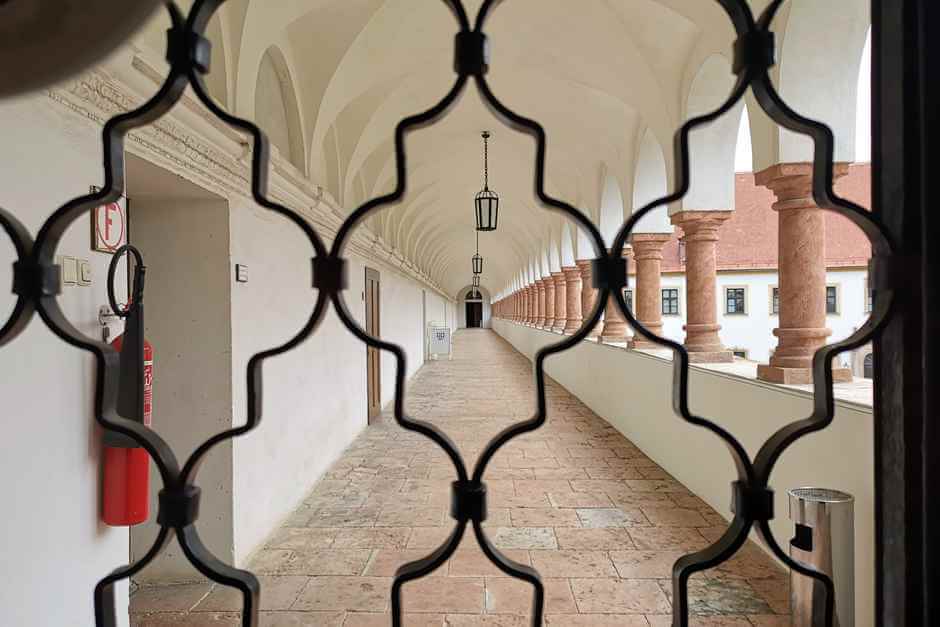 Gang im ersten Stock von Stift Reichersberg