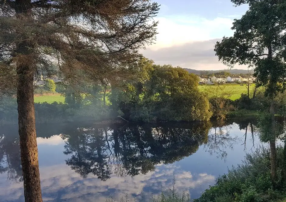 Nebelschleier über dem Flesk River in Killarney, Irland - Welche Regenjacke ist die Beste