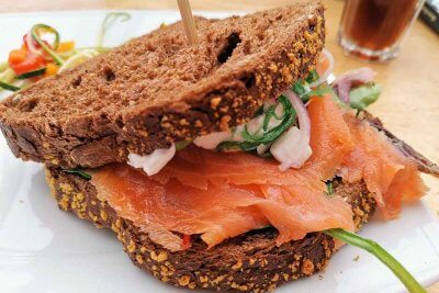 Sandwich mit geräuchertem Lachs