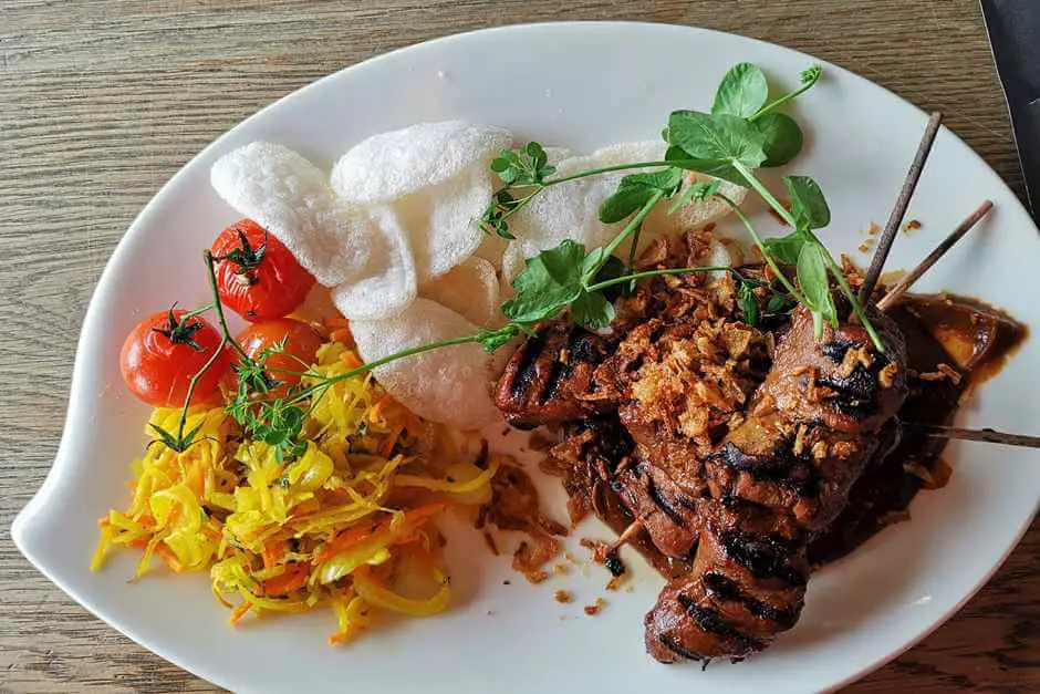 Texel tip for Foodies - pork sate with peanut sauce and rice crackers