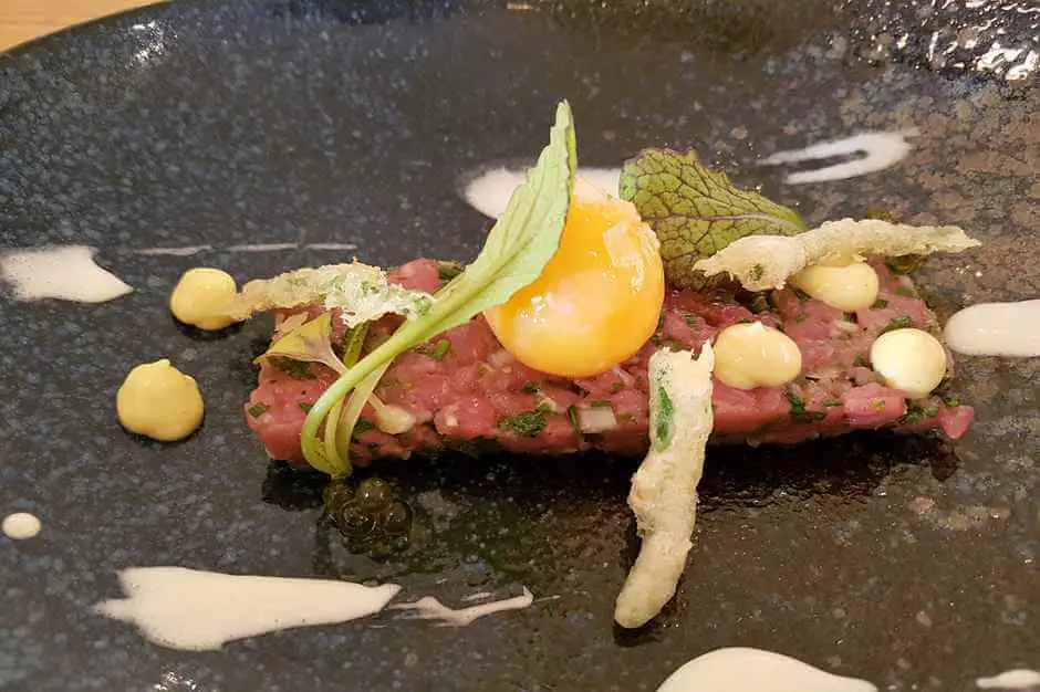 Tartar with egg as a starter - Texel insider tips