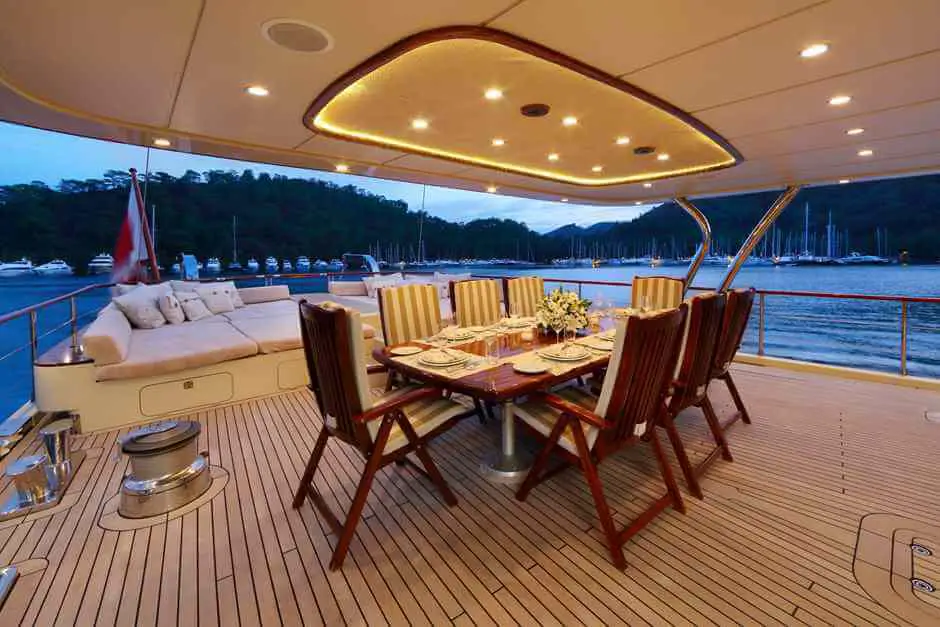 Abendessen an Bord der DAIMA