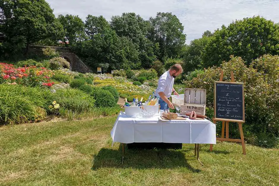 Beim Picknick im Rosengarten gibt es hessische Spezialitaeten