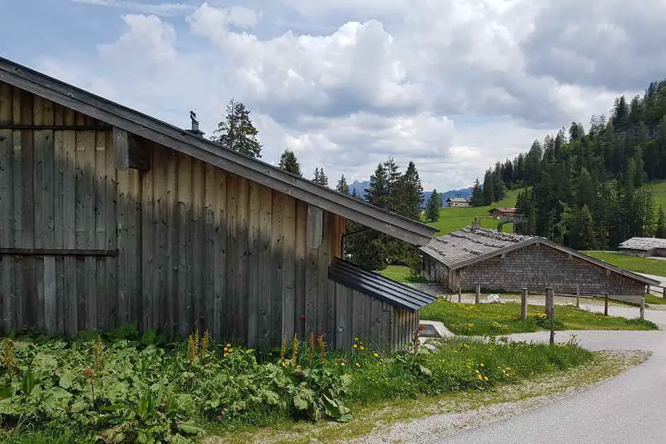 Loferer Alm Hütten mit Holzdächern