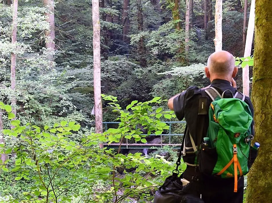 Petar beim Wandern durchs Pesenbachtal trägt Wanderschuhe für breite Füße