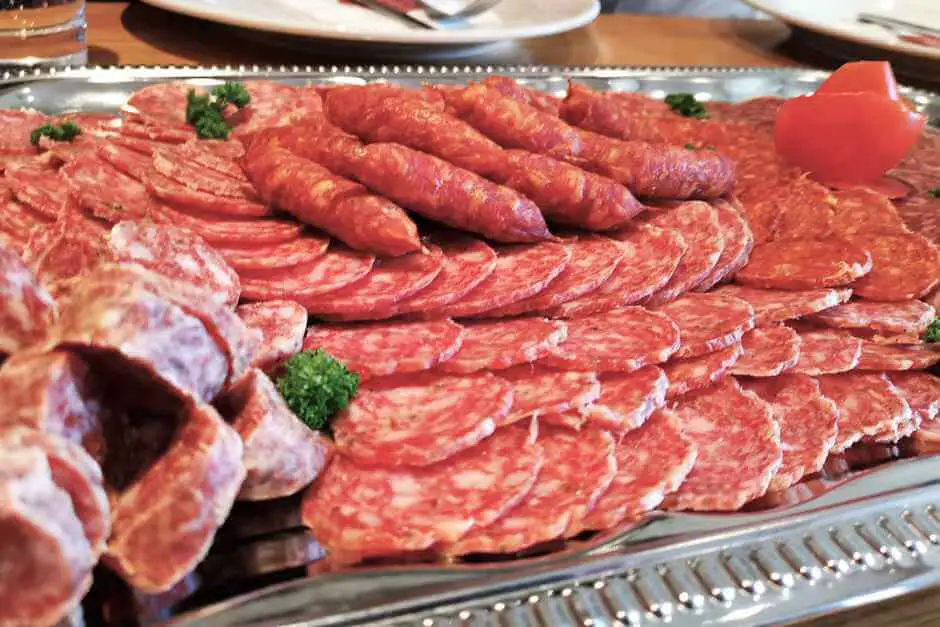 Platte mit sieben Sorten Ahler Wurst hessische Spezialitäten - gut essen in Kassel