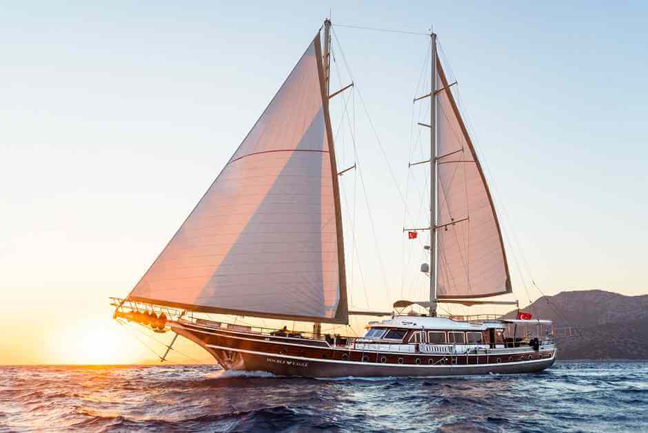 Sonnenuntergang auf der Double Eagle Yacht mieten