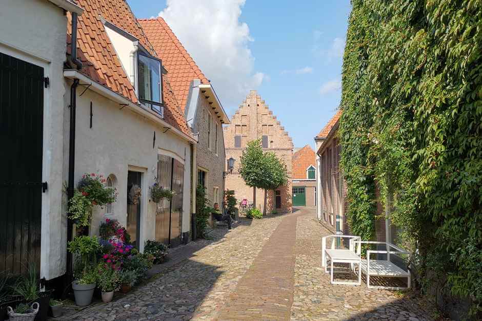 Blumengeschmückte Straßen Hollands schöne Städte
