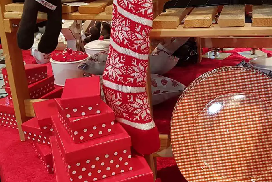 Weihnachtssocke und Schachteln - Geschenke für Reisende