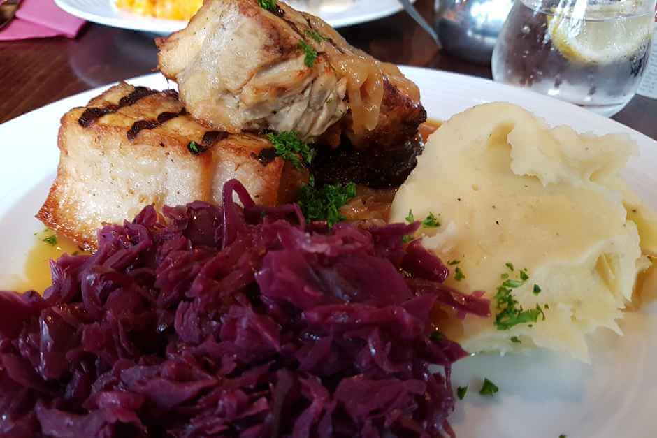 Loch Ness Cider & Onion Pork Belly mit Black Pudding, Cider & Onion Mashed Potatoes & Rotkohl