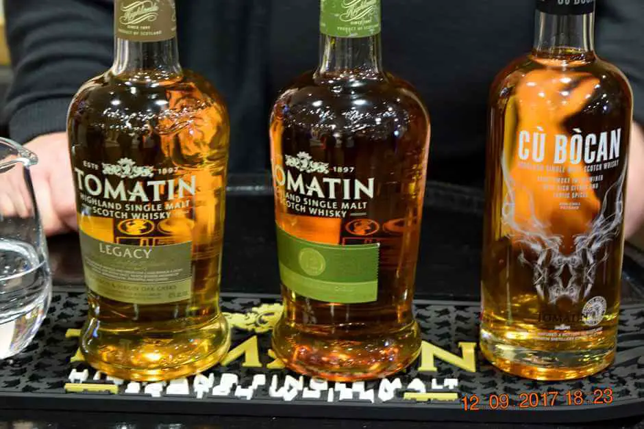 Schottischer Single Malt Whisky in einer rustikalen Bar