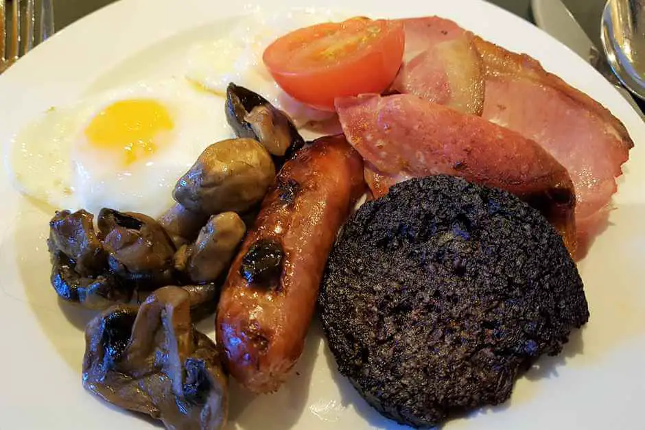 Traditionelles schottisches Frühstück mit Eiern, Speck, Wurst, Blutwurst und gebackenen Bohnen