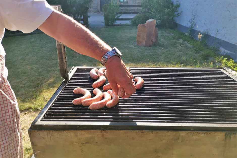 Gas grill recipes for beginners - prepare sausages on the grill