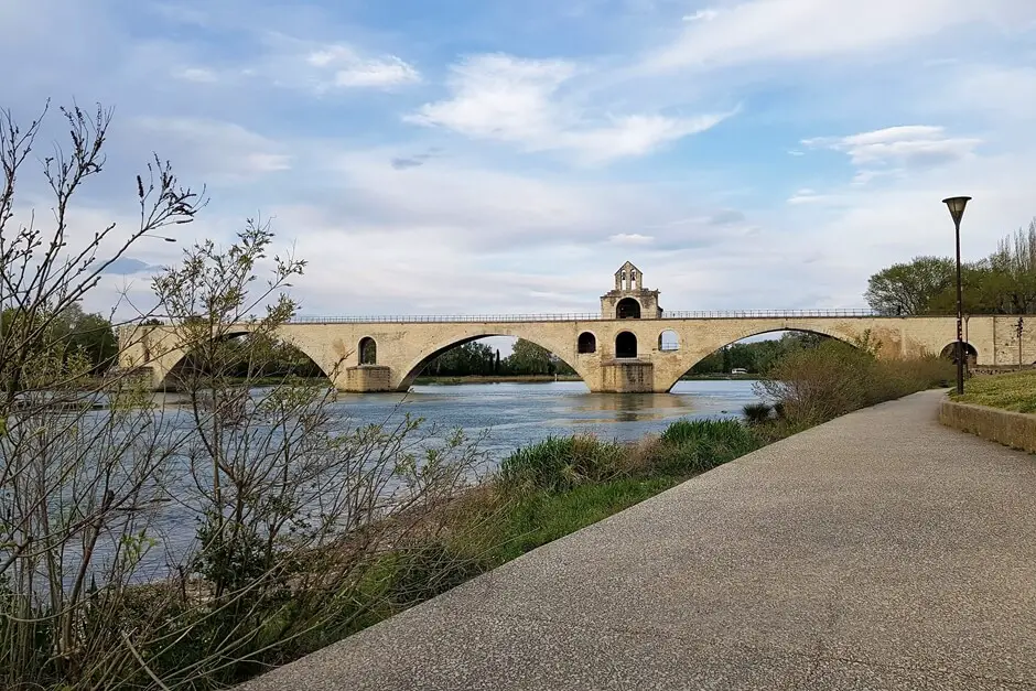 Brücke von Avignon - Hier spielen die Krimis mit Schauplatz in der Provence von Pierre Lagrange