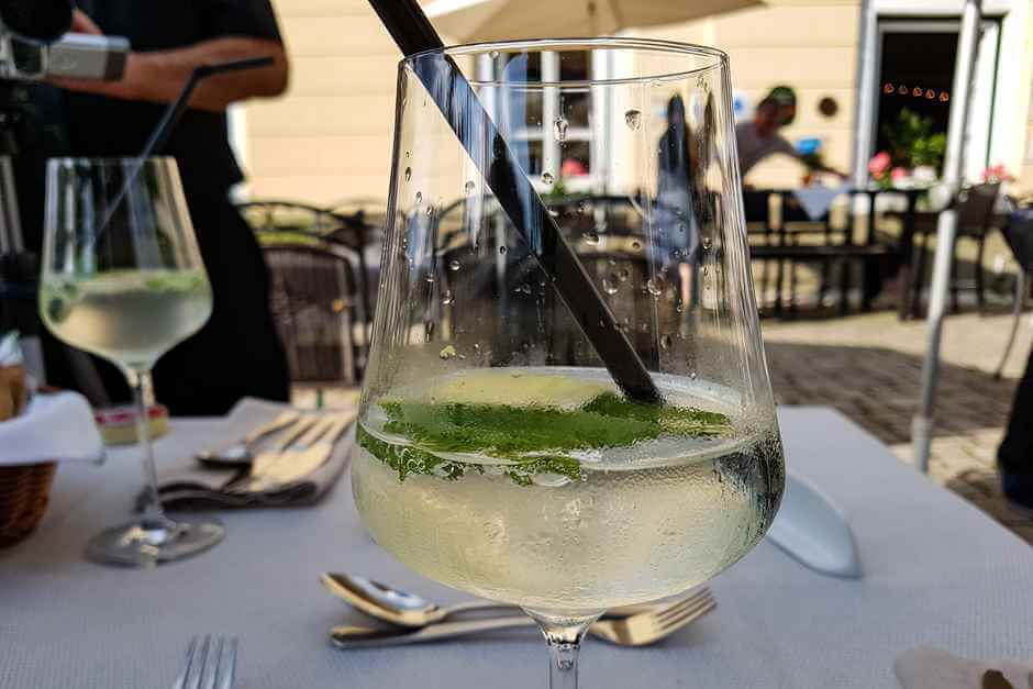 Melissen Holunder Saft aus Holunder Blüten Sirup mit Melisse - eines unserer Holunderblüten Rezepte