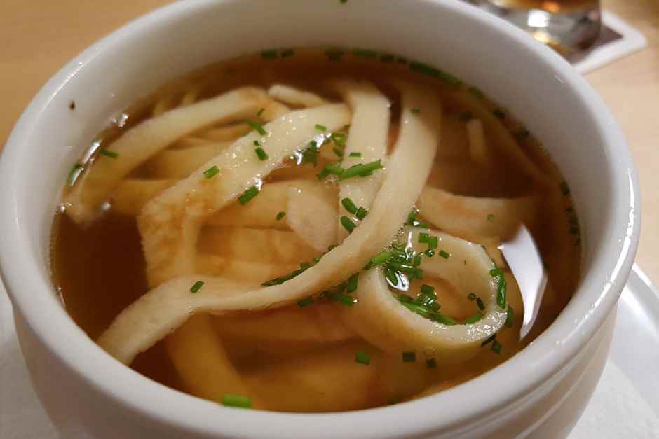 Pfannkuchensuppe in einem Restaurant Passau