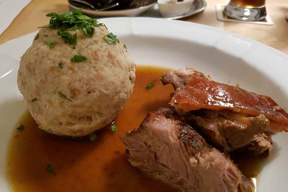 Semmelknödel mit Schweinebraten 