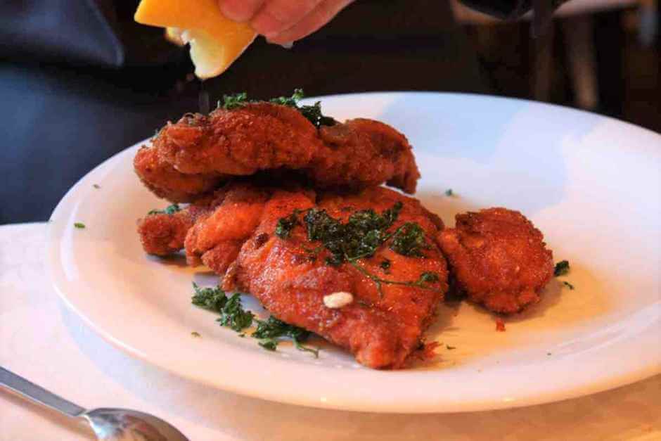 Eat well in Salzburg - fried chicken with lemon in the Eulenspiegel restaurant in Salzburg