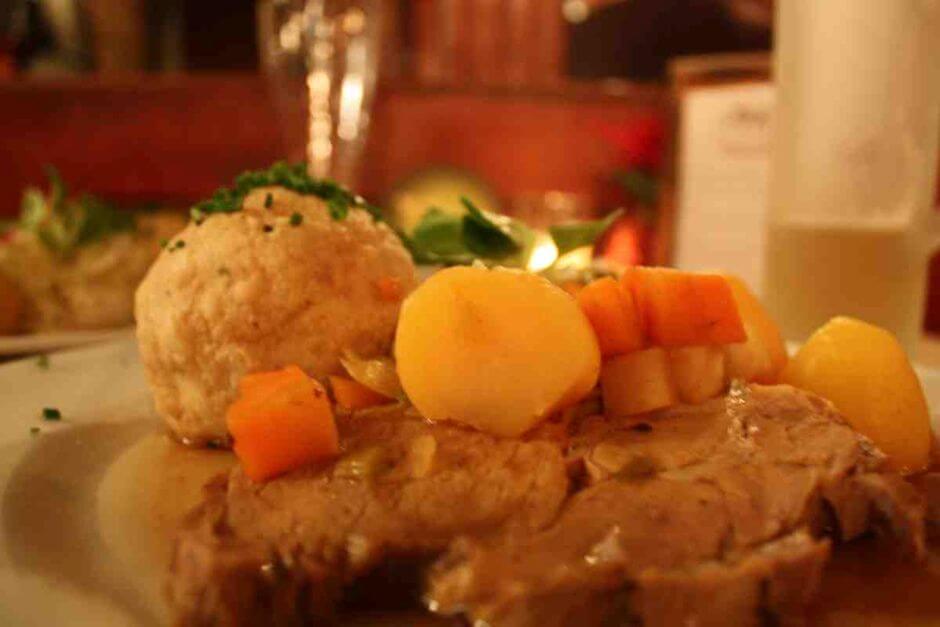 Salzburger Bratl mit Semmelknödel - Gut essen in Salzburg