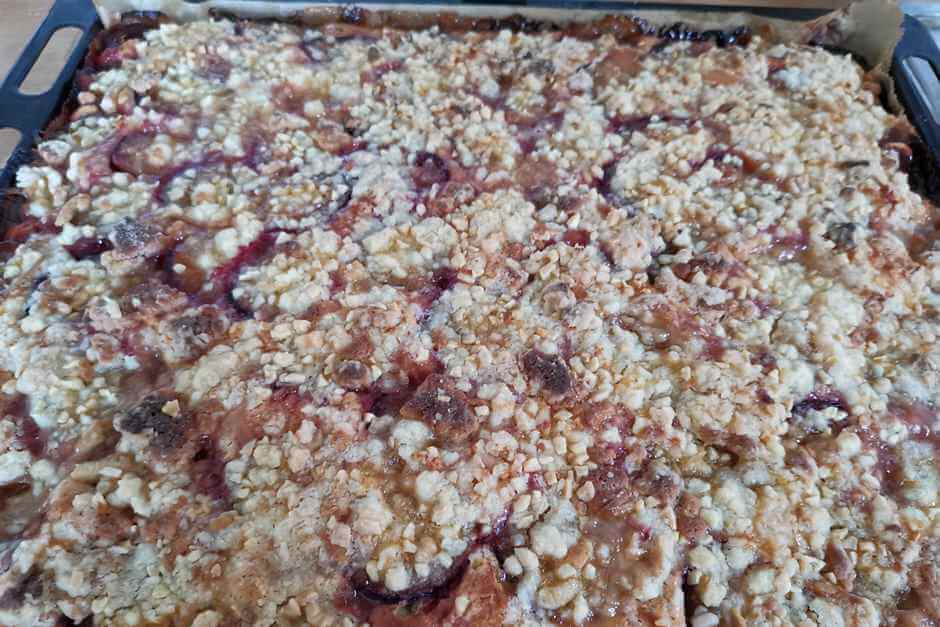 Plum cake with sprinkles fresh from the oven
