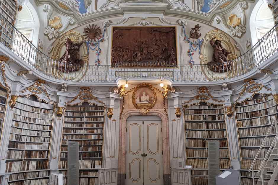 Eingang in die größte Klosterbibliothek der Welt