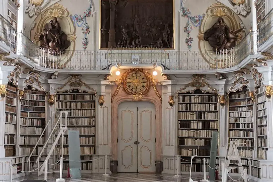 Galerie und Uhr in der Klosterbibliothek