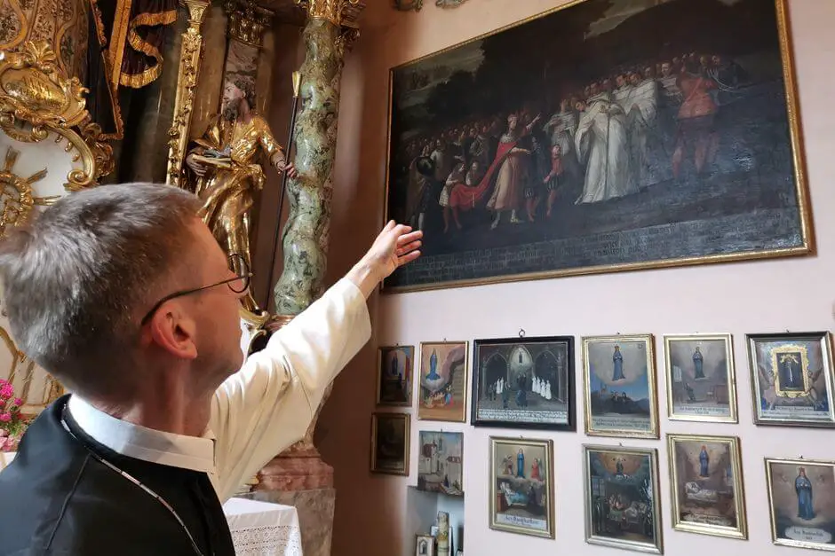 Abbot P. Philipp Helm shows the painting in Maria Straßengel