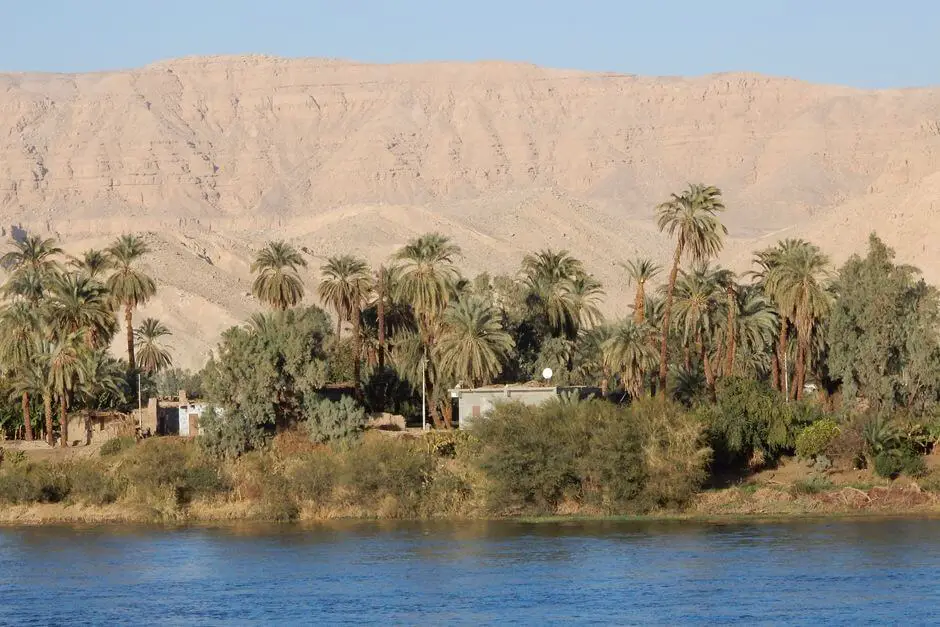 Lass das Nilufer bei einer Nilkreuzfahrt vorbei gleiten