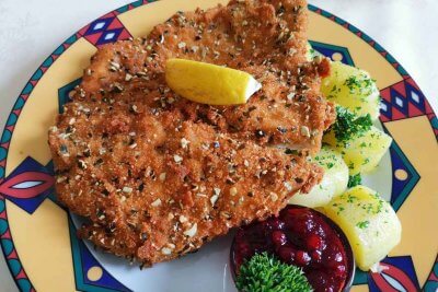 Putenschnitzel mit Salzkartoffeln und Preiselbeeren