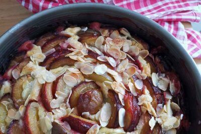 Plum cake with almonds