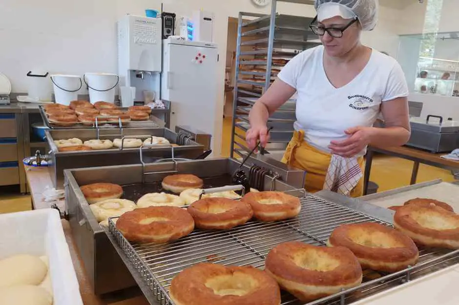 In the farmer's donut grinding shop, pulled donuts and kitchens are made