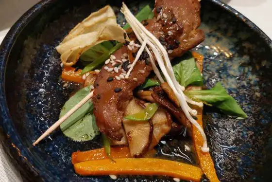Lackiertes Filet von der Ente, Teriyaki, Asiatischer Pilzsalat - Wirtshauskultur vom Feinsten