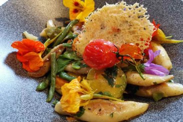 Schupfnudeln with vegetables, herbs and cream sauce - vegan pub culture