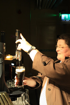 This is how you properly pour a Guinness beer